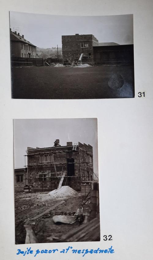 Historické fotografie z výstavby kabin na hřišti T.J. Sklárny Kavalier