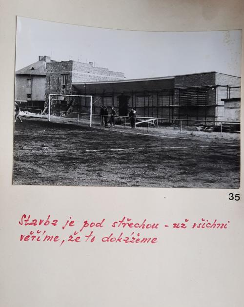 Historické fotografie z výstavby kabin na hřišti T.J. Sklárny Kavalier