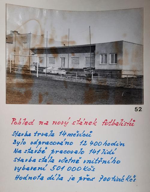 Historické fotografie z výstavby kabin na hřišti T.J. Sklárny Kavalier